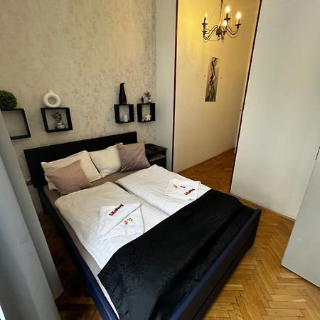 Spring Roses Downtown Boutique Hotel บูดาเปสต์ ภายนอก รูปภาพ